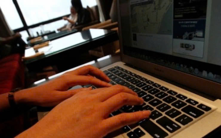 Người phụ nữ bị đe doạ sau khi tham gia chat sex. (Ảnh minh hoạ)