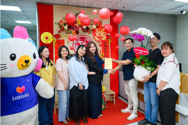 Đại diện Lazada trao cúp vinh danh tại văn phòng LocknLock. (Ảnh: Lazada)