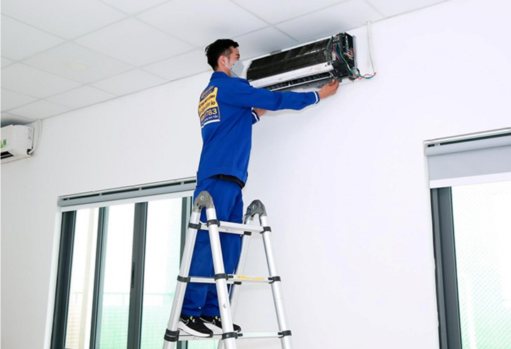 Đội ngũ kỹ thuật viên lắp đặt chuyên nghiệp giúp khách hàng an tâm về chất lượng và thẩm mỹ cho ngôi nhà.