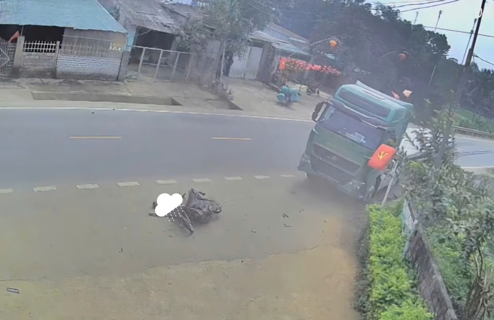 Hiện trường vụ tai nạn giữa ô tô đầu kéo và xe máy làm ở Thanh Hoá một người chết tại chỗ. (Ảnh: Công an Thanh Hoá)