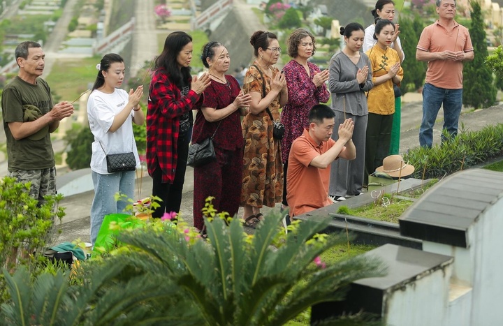 Ga đình cúng Tết Thanh minh ngoài mộ. (Ảnh: Ngô Nhung)