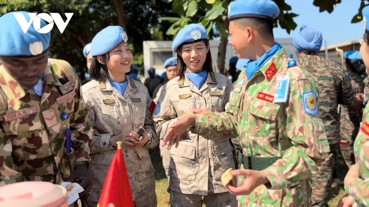 Chiến sĩ "mũ nồi xanh" Việt Nam giới thiệu về ẩm thực Việt Nam với bạn bè quốc tế.