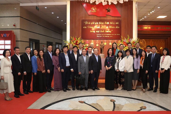 Hai bên chụp ảnh lưu niệm.