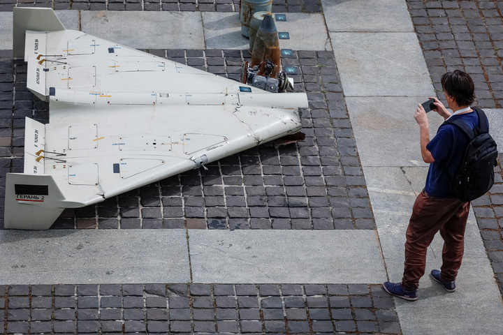 Một khách tham quan chụp ảnh các bộ phận của máy bay không người lái (UAV) Shahed-131/136 do Iran sản xuất, được phóng lên lãnh thổ Ukraine.