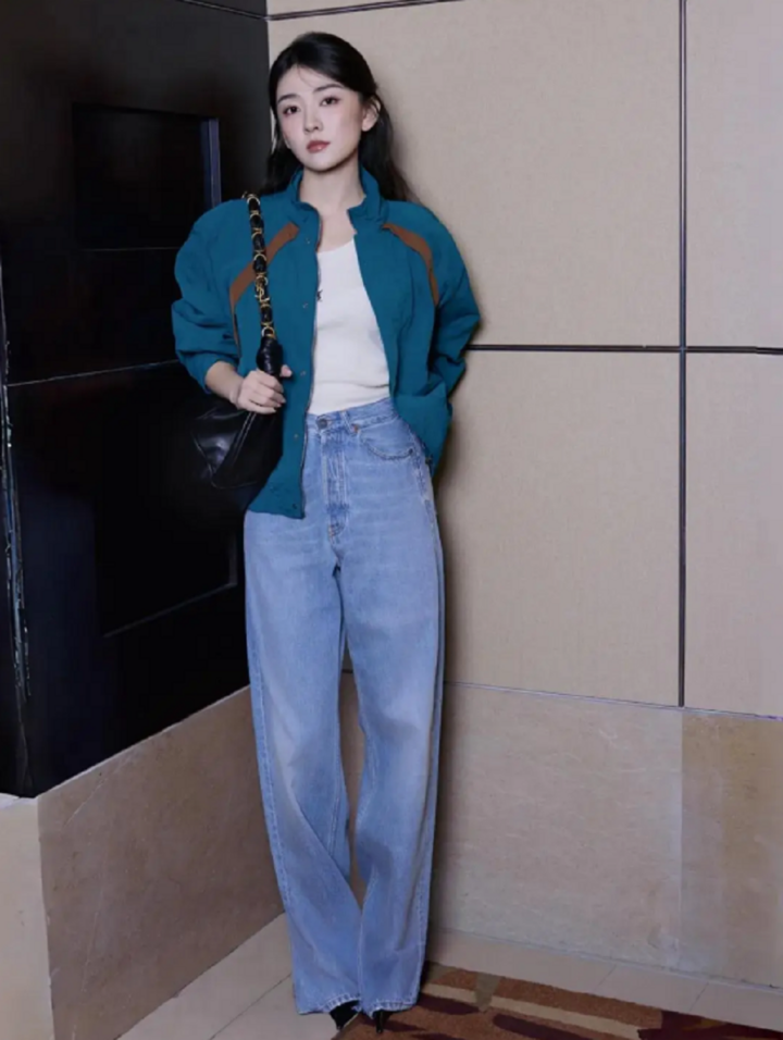 Bộ trang phục giúp bạn đối phó với sự chênh lệch nhiệt độ giữa buổi sáng và buổi tối trong những ngày xuân này.