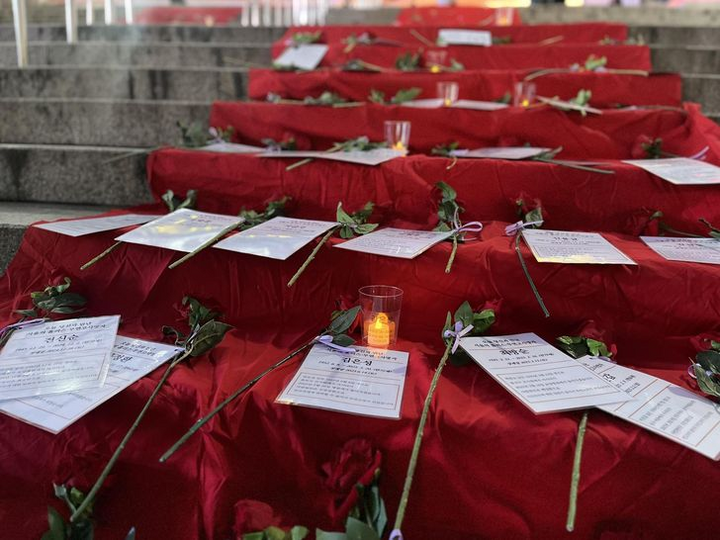 Vải đỏ được dùng trong lễ tưởng niệm 435 người vô gia cư qua đời ở Seoul trong năm 2024. (Ảnh: KoreanTimes)