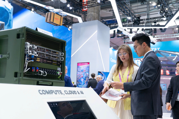 Kỹ sư Viettel trình bày về Viettel Smart IP cho khách tham quan MWC Barcelona 2026. (Nguồn: Viettel)