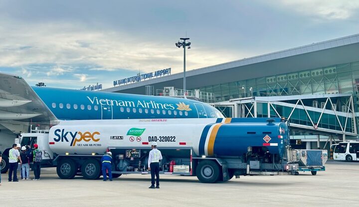 Vietnam Airlines đồng loạt sử dụng nhiên liệu hàng không bền vững (SAF) trên 6 chuyến bay nội địa khởi hành từ Đà Nẵng đến Hà Nội, TP.HCM.