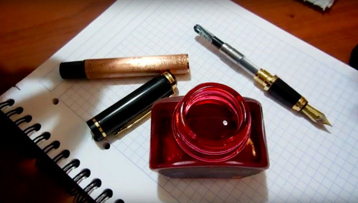 Người Hàn Quốc kiêng kỵ dùng mực đỏ để ghi tên người. (Ảnh: The Krew)