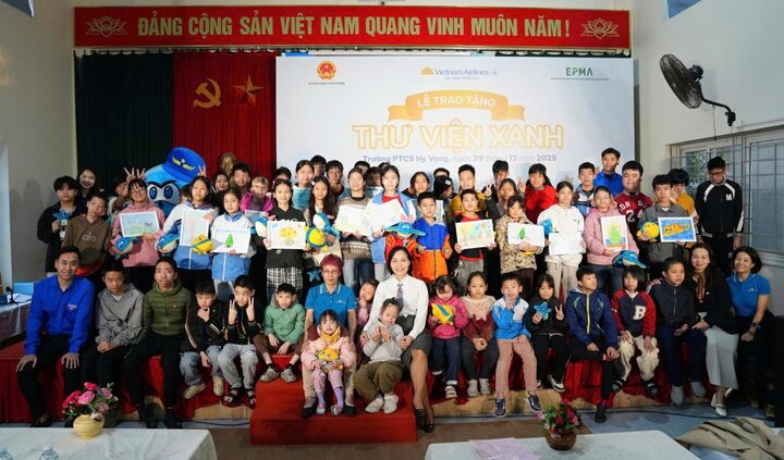 Trong khuôn khổ chiến dịch “Bay nhẹ tới Hà Nội”, Vietnam Airlines đã tổ chức Lễ trao tặng “Thư viện Xanh” cho trường Phổ thông cơ sở (PTCS) Hy Vọng, mái trường của các em nhỏ khuyết tật, khiếm thính trên địa bàn.