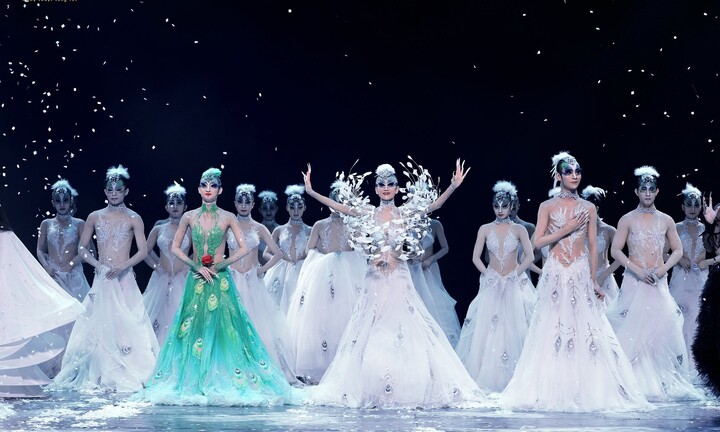 Dàn diễn viên vở vũ kịch “Khổng tước – The Peacock Hanoi 2026” chào khán giả tại Nhà hát Hồ Gươm đêm 8/3.