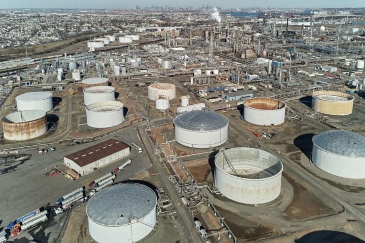 Ông Trump dự định bãi bỏ lệnh trừng phạt liên quan đến dầu mỏ. (Ảnh: BLOOMBERG)