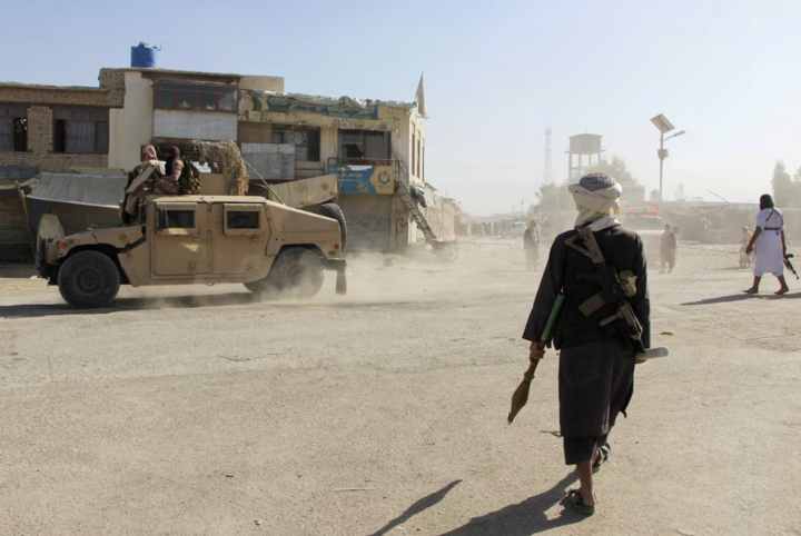 Chiến binh Taliban Afghanistan tuần tra gần biên giới Afghanistan - Pakistan. (Ảnh: Reuters)