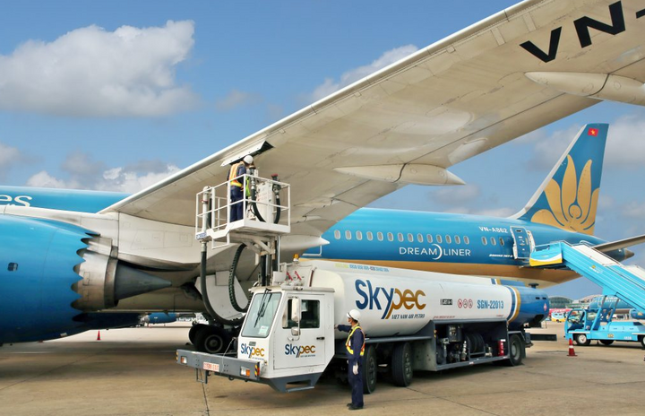 Các hãng hàng không Việt Nam đang đối mặt với việc thiếu hụt nhiên liệu bay do nguồn cung quốc tế hạn chế.