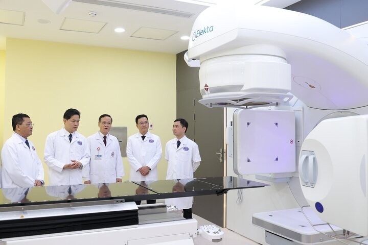 Lãnh đạo Bộ Y tế và bệnh viện tham quan các đơn vị vừa được bổ sung thêm trang thiết bị hiện đại. (Ảnh: Mạnh Trần)