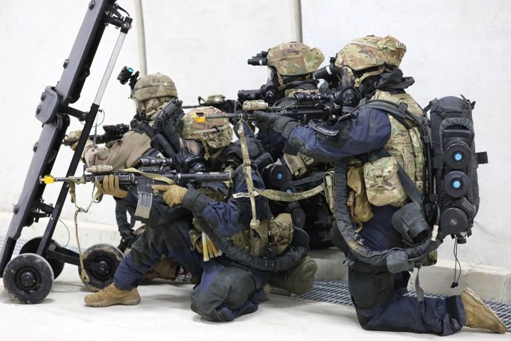 Các thành viên của Quân đội Mỹ và Quân đội Hàn Quốc trong trang thiết bị bảo hộ hóa chất, sinh học, hạt nhân và phóng xạ đã được tìm thấy trong một cuộc tập trận tại một cơ sở mô phỏng cơ sở. Ảnh The War Zone