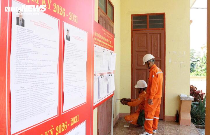 Công nhân điện lực cùng trang thiết bị, vượt sông đảm bảo cấp điện cho 3 điểm bỏ phiếu sớm tại xã Trường Sơn (tỉnh Quảng Trị)