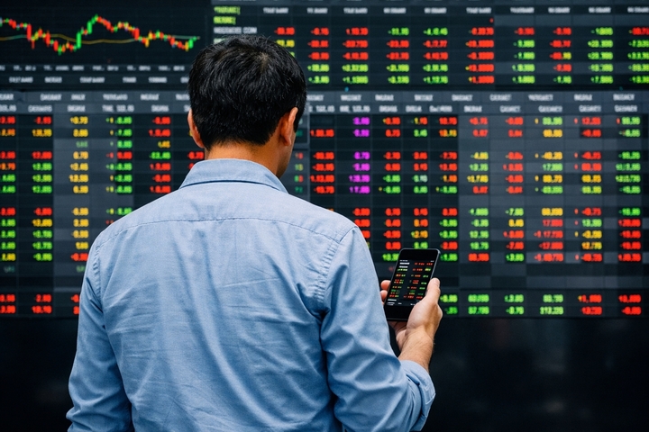 Chứng khoán 'lao dốc' khiến không ít nhà đầu tư đứng ngồi không yên.