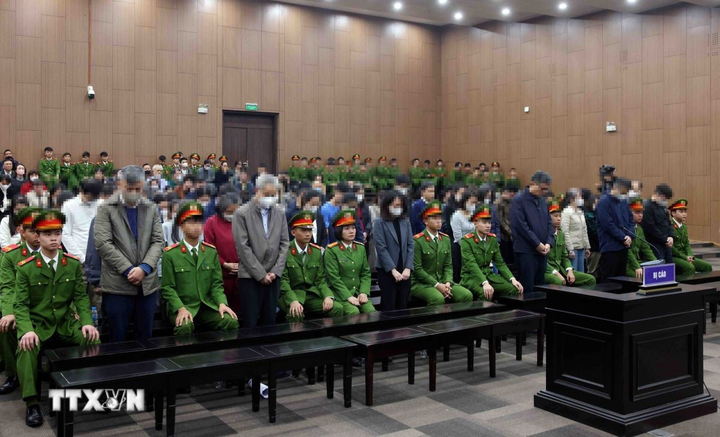 Các bị cáo nghe tòa tuyên án.