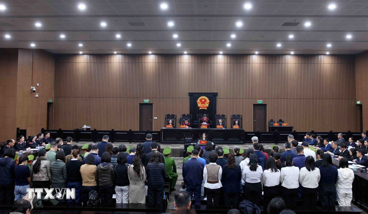 Các bị cáo tại phiên tòa xét xử chiều 14/1.