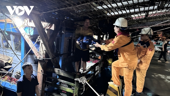 Lực lượng tìm kiếm cứu nạn tiếp cận đưa các nạn nhân sang tàu an toàn