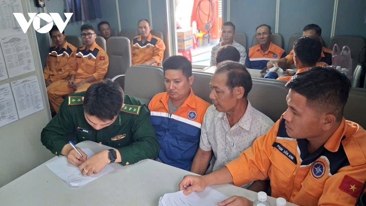 Lực lượng tìm kiếm cứu nạn tiến hành bàn giao 34 ngư dân tàu QNg 95157 TS cho lực lượng chức năng tại phường Nha Trang, Khánh Hòa