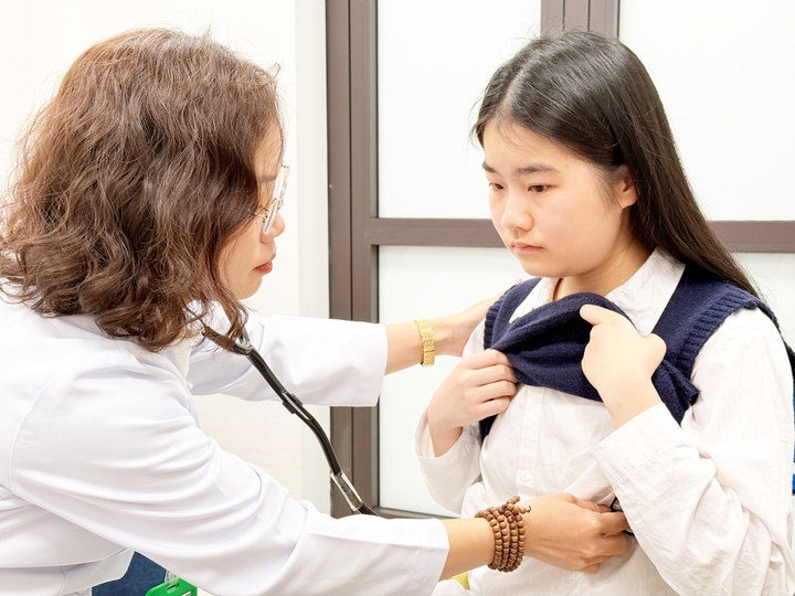 Chi quay trở lại bệnh viện kiểm tra sức khoẻ. (Ảnh: Thảo My)