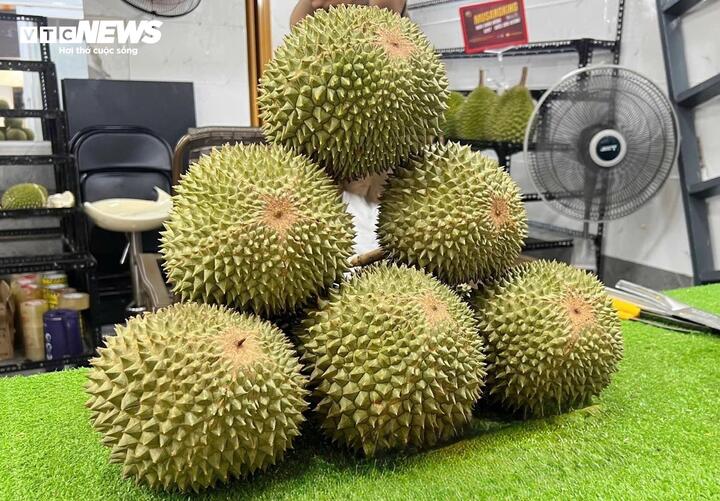 Nhiều khách hàng sẵn sàng chi tiền triệu để mua sầu riêng cao cấp.