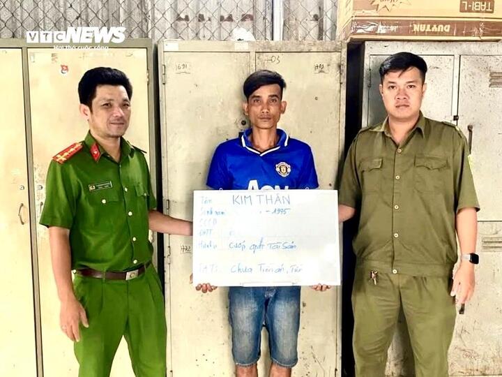 Nghi phạm Kim Thân bị công an bắt giữ.