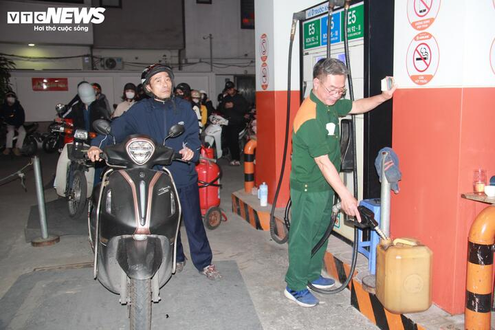 Các tài xế nên đổ xăng vào sáng sớm, đêm muộn hoặc khi thời tiết mát mẻ. (Ảnh: Phạm Duy)