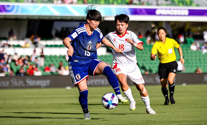 Đội tuyển nữ Việt Nam (áo trắng) bị loại.