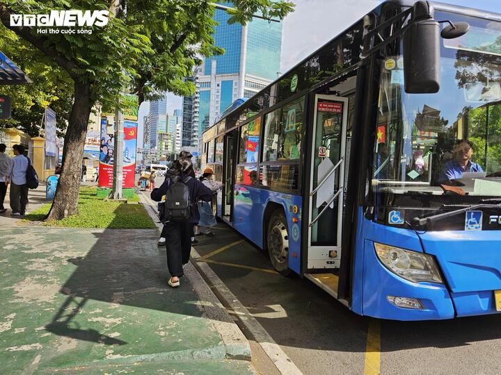 Nhiều sinh viên chọn đi xe buýt để tiết kiệm chi phí.