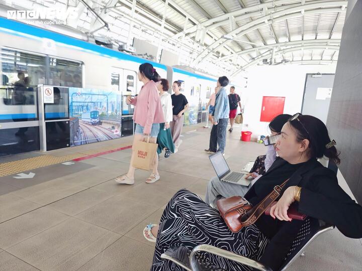 Chị Trang chờ tàu tại ga An Phú.