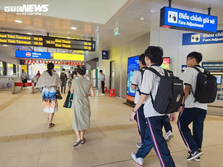 Lượng hành khách tại một số nhà ga metro TP.HCM tăng rõ rệt trong thời gian gần đây.