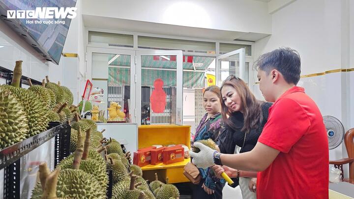 Tại một số cửa hàng ở TP.HCM, sầu riêng Blackthorn thường nhanh chóng “cháy hàng” khi có lô mới nhập về.