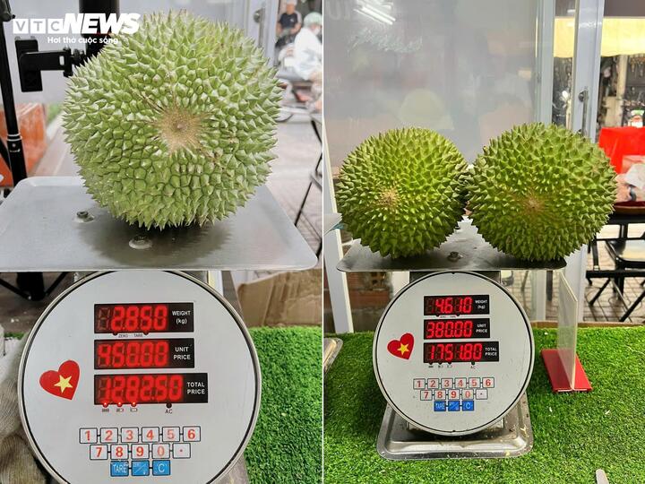 Một trái sầu riêng Blackthorn (bên trái) có giá gần 1,3 triệu đồng và 2 trái sầu riêng Musang King (bên phải) có giá hơn 1,7 triệu đồng.