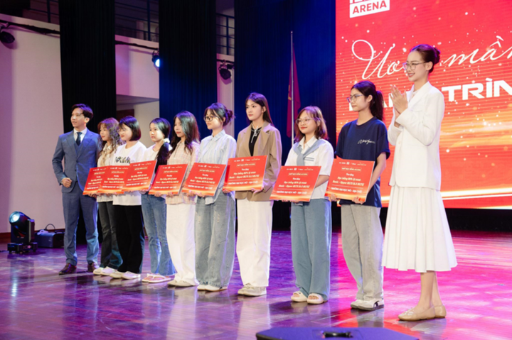 Ông Nguyễn Thái Bình Dương - Phó Tổng Giám đốc Công ty cổ phần giáo dục quốc tế IELTS ARENA và Miss World Việt Nam 2024 - Hoa hậu Lê Nguyễn Bảo Ngọc trao học bổng cho các sinh viên ưu tú.