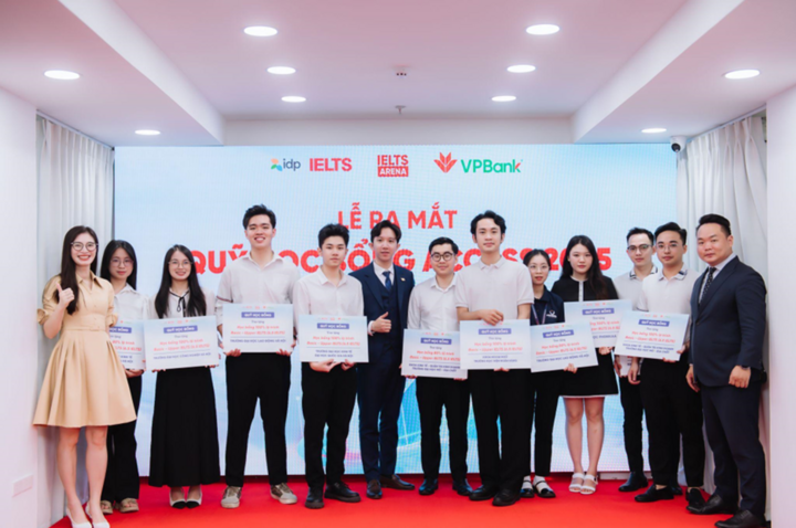 Đại diện IELTS ARENA, VP BANK và IELTS IDP VIỆT NAM trao những học bổng đầu tiên trong lễ ra mắt quỹ học bổng Access Global by IELTS ARENA.