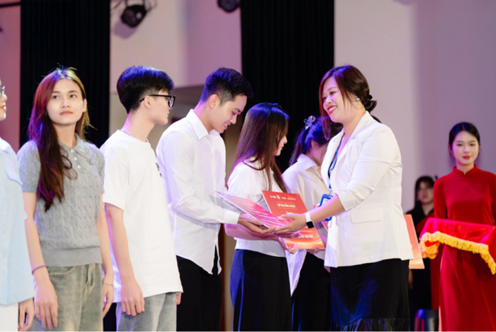 Bà Nguyễn Thị Hà Linh - Chuyên viên cao cấp bộ phận phát triển bài thi IELTS khu vực miền Bắc, IDP Việt Nam, trao học bổng cho các sinh viên ưu tú trong sự kiện "Ươm mầm hành trình trẻ" của IELTS ARENA.