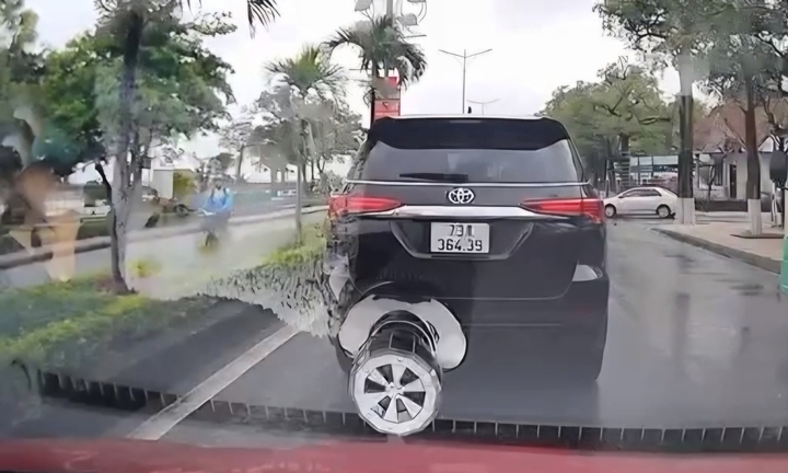 Chiếc ô tô màu đen xuất hiện trong clip có động thái di chuyển "lạ" cản trở người đi đường. (Ảnh cắt từ clip)