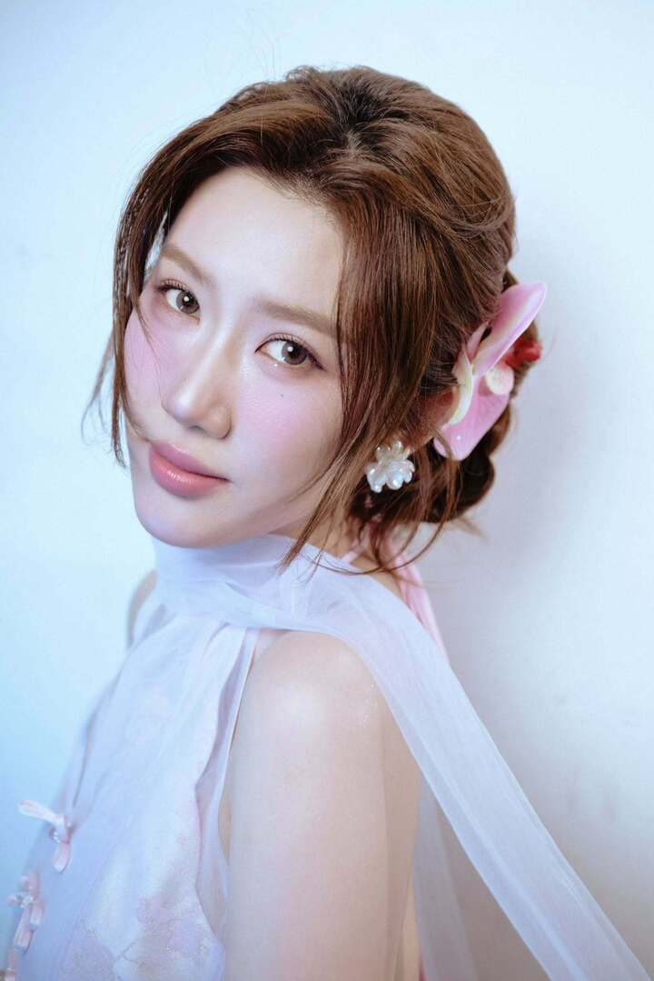 "Hãy cứ đi, hãy cứ ở, hãy cứ làm bất cứ điều gì bạn thích. Vì ngày của hôm qua vốn dĩ không trở lại được. Tôi luôn cho phép mình sống hết mình, sống trọn vẹn với mọi niềm vui hay nỗi buồn. Vì hết mình thì sẽ không hối tiếc", Thúy Ngân chia sẻ.