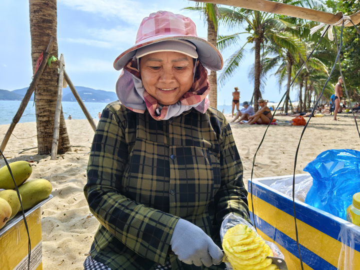 Bà Nguyễn Thị Mai, tên thường gọi là "dì Mai" rao “xoài, dứa, chuối” gây sốt trên bãi biển Nha Trang.