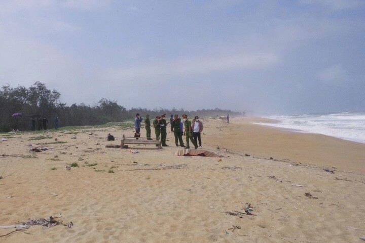 Trong ngày 10/3, người dân phát hiện 2 thi thể trôi dạt vào bờ biển ở Quảng Ngãi. (Ảnh: Q.N)