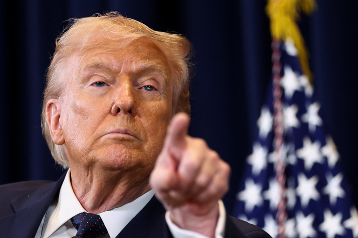 Tổng thống Mỹ Donald Trump trả lời câu hỏi trong buổi họp báo tại khu nghỉ dưỡng Trump National Doral Miami ở Miami, Florida, Mỹ, ngày 9/3. (Ảnh: Reuters)