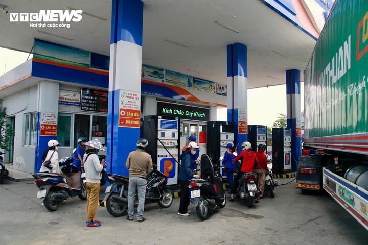 Sở Công Thương TP Huế đề nghị các doanh nghiệp có hoạt động kinh doanh xăng dầu yêu cầu các cửa hàng bán lẻ trực thuộc treo/dán danh sách thông tin đường dây nóng tại khu vực người dễ thấy, rõ ràng để người tiêu dùng dễ đọc, nhận biết. (Ảnh: Sỹ Nhất)