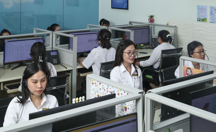 Với sự tận tâm, linh hoạt trong giao tiếp, nữ CBCNV EVNSPC góp phần nâng cao chất lượng chăm sóc khách hàng.