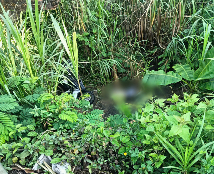 Thi thể nam sinh viên được người dân phát hiện dưới chân đèo Chuối. Ảnh: Người dân cung cấp