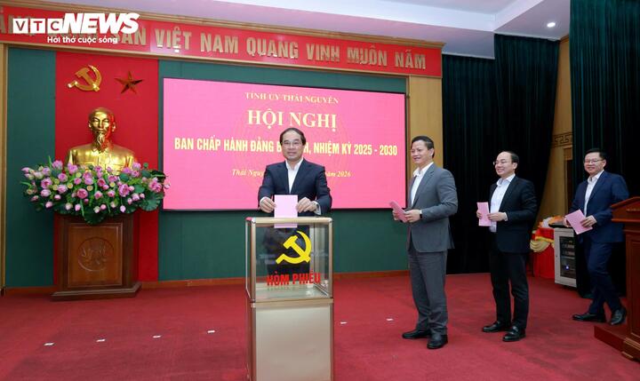 Lãnh đạo Tỉnh ủy Thái Nguyên bỏ phiếu bầu Phó Bí thư Tỉnh ủy Thái Nguyên, nhiệm kỳ 2025 - 2030 đối với ông Bùi Văn Lương.