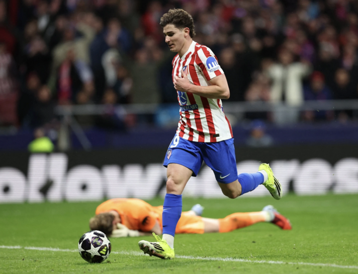 Chỉ 1 phút sau, mành lưới Tottenham rung lên lần thứ 3. Kinsky lóng ngóng sau đường chuyền về của đồng đội. Julian Alvarez nhanh chóng ập vào, ghi bàn nâng tỷ số lên 3-0 cho Atletico Madrid.