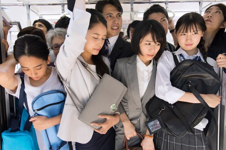 Người Nhật Bản rất ngại gây phiền hà cho người khác, đặc biệt ở các không gian chật hẹp như trên tàu điện ngầm. (Ảnh: HONOTV)